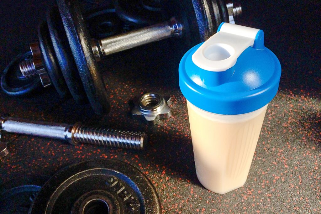 【筋トレ効果UP】プロテインの正しい飲み方|1回の摂取量は体重×0.4gが最適