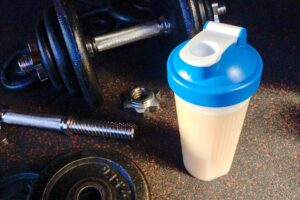 【筋トレ効果UP】プロテインの正しい飲み方｜1回の摂取量は体重×0.4gが最適